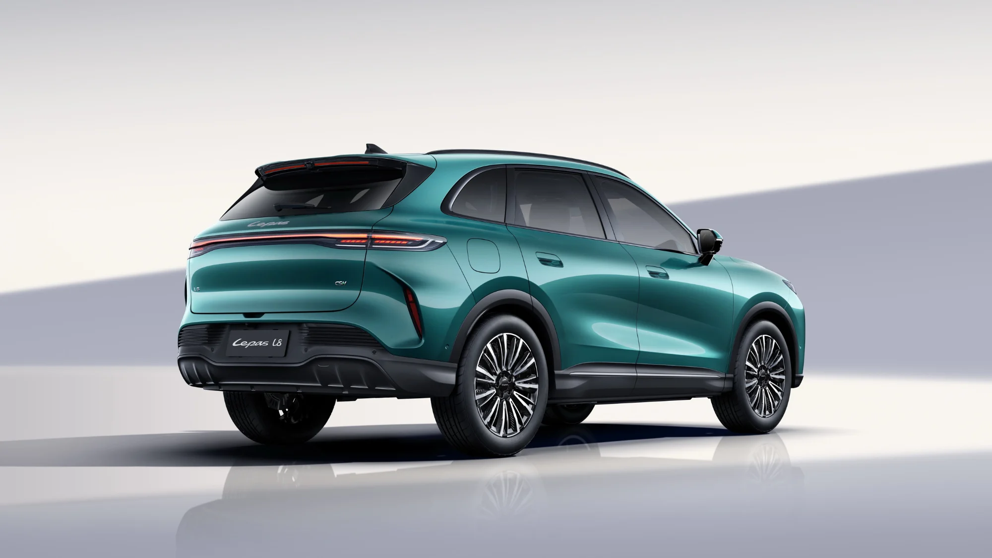 Lepas L8 in colorazione verde, il nuovo SUV ibrido plug-in del marchio Lepas, già in salone da Brandini.