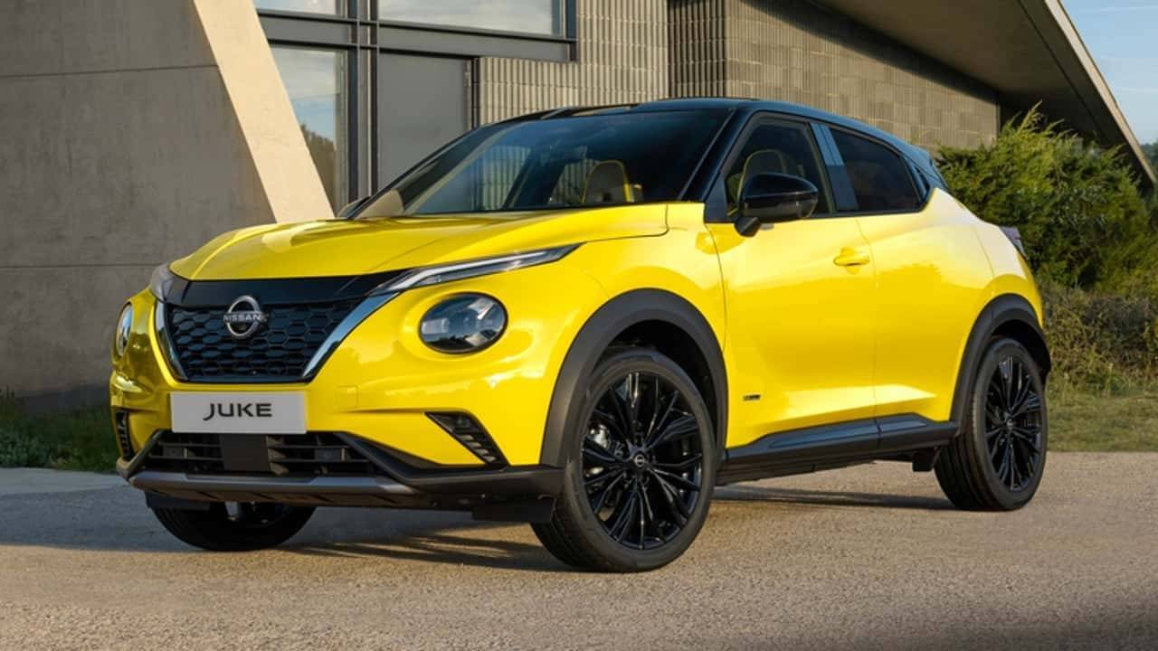 Nissan Juke gialla parcheggiata di fronte a un edificio moderno. Scopri le promozioni di Ottobre 2024 su Nissan Juke.