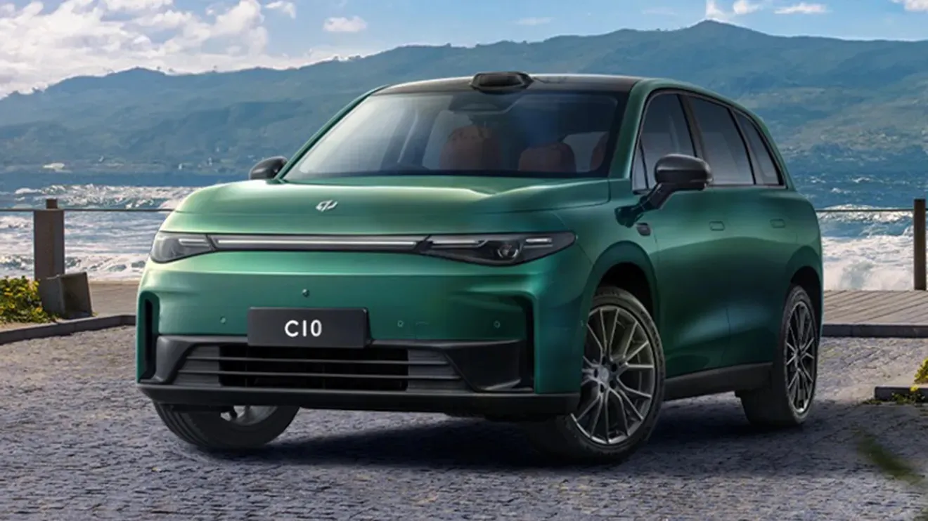 Leapmotor C10 SUV elettrico verde su sfondo marino, design moderno con linee eleganti e fari LED. Disponibile presso le concessionarie  Peugeot del gruppo Brandini a Firenze, Borgo San Lorenzo e Lucca