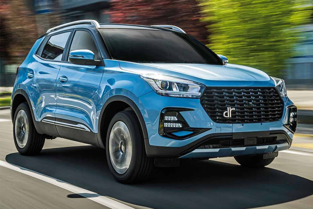 Il nuovo DR 5.0 in colore azzurro, un SUV compatto ed elegante, disponibile presso le concessionarie Brandini di Firenze e Grosseto. Tecnologia avanzata e stile inconfondibile.