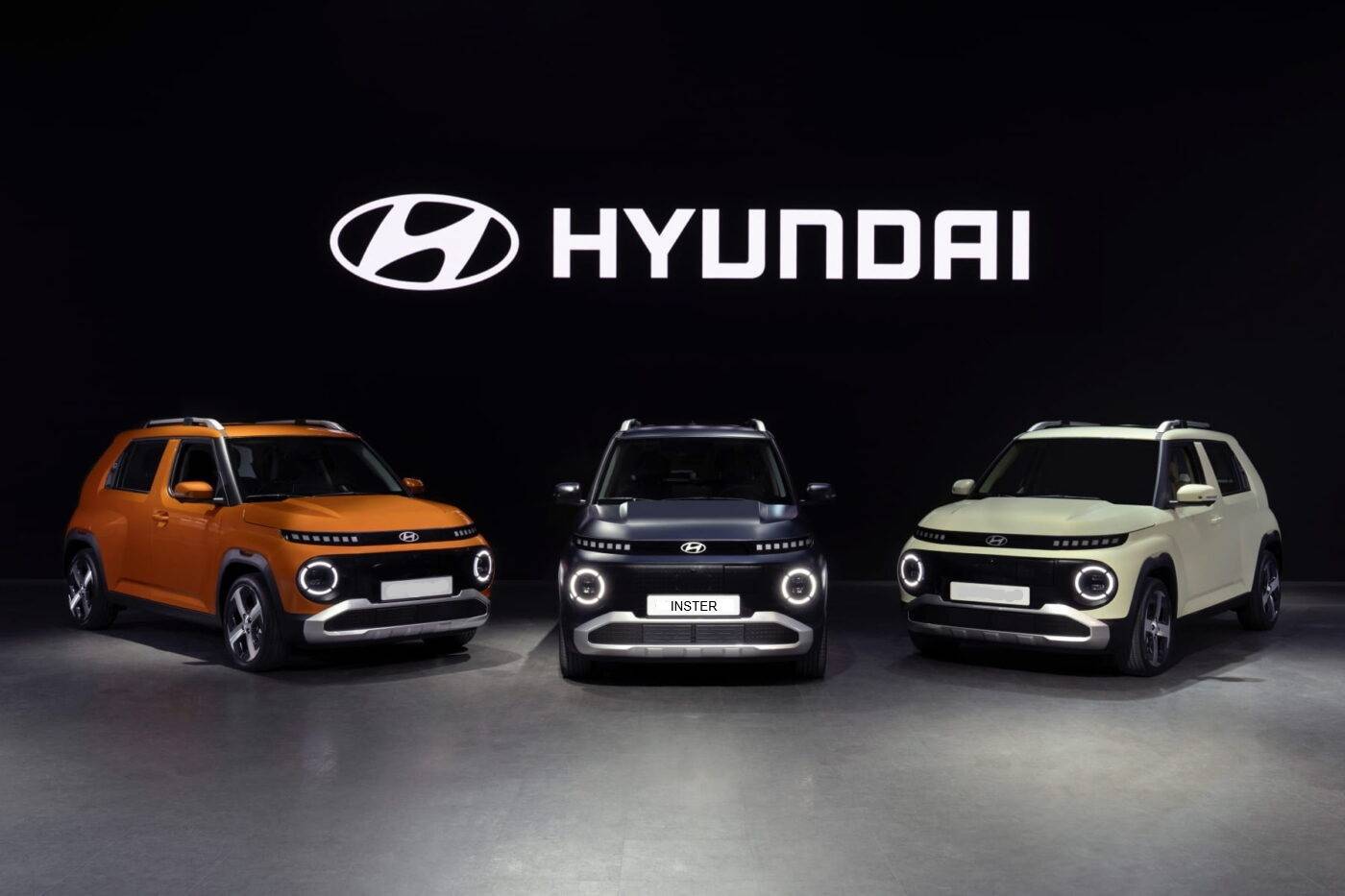 La gamma Hyundai INSTER Electric in esposizione, con diverse colorazioni disponibili, al centro della scena durante il Busan Motor Show 2024. Disponibile presso le concessionarie Brandini Hyundai di Firenze Nord, Firenze Sud e Grosseto.