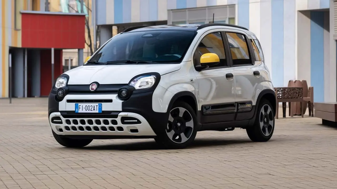 Foto della nuova Fiat Pandina di colore bianco con gli specchietti gialli nell'articolo sulle promozioni di Dicembre 2024