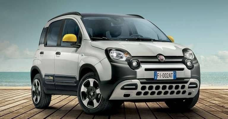 Immagine della Fiat Panda Ibrida, protagonista dell'offerta a 9.950€ promossa dal Gruppo Brandini. La vettura è presentata su una passerella in legno con uno sfondo marino, evidenziando il suo design iconico e la versatilità ideale per ogni contesto