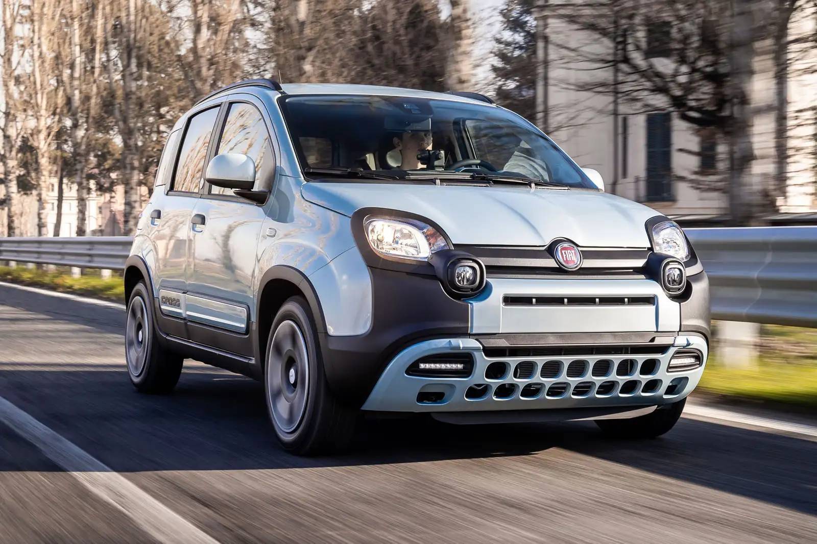 Fiat Panda Hybrid Cross in movimento su una strada urbana: perfetta combinazione di efficienza, design robusto e sostenibilità. Disponibile presso le concessionarie Gruppo Brandini.