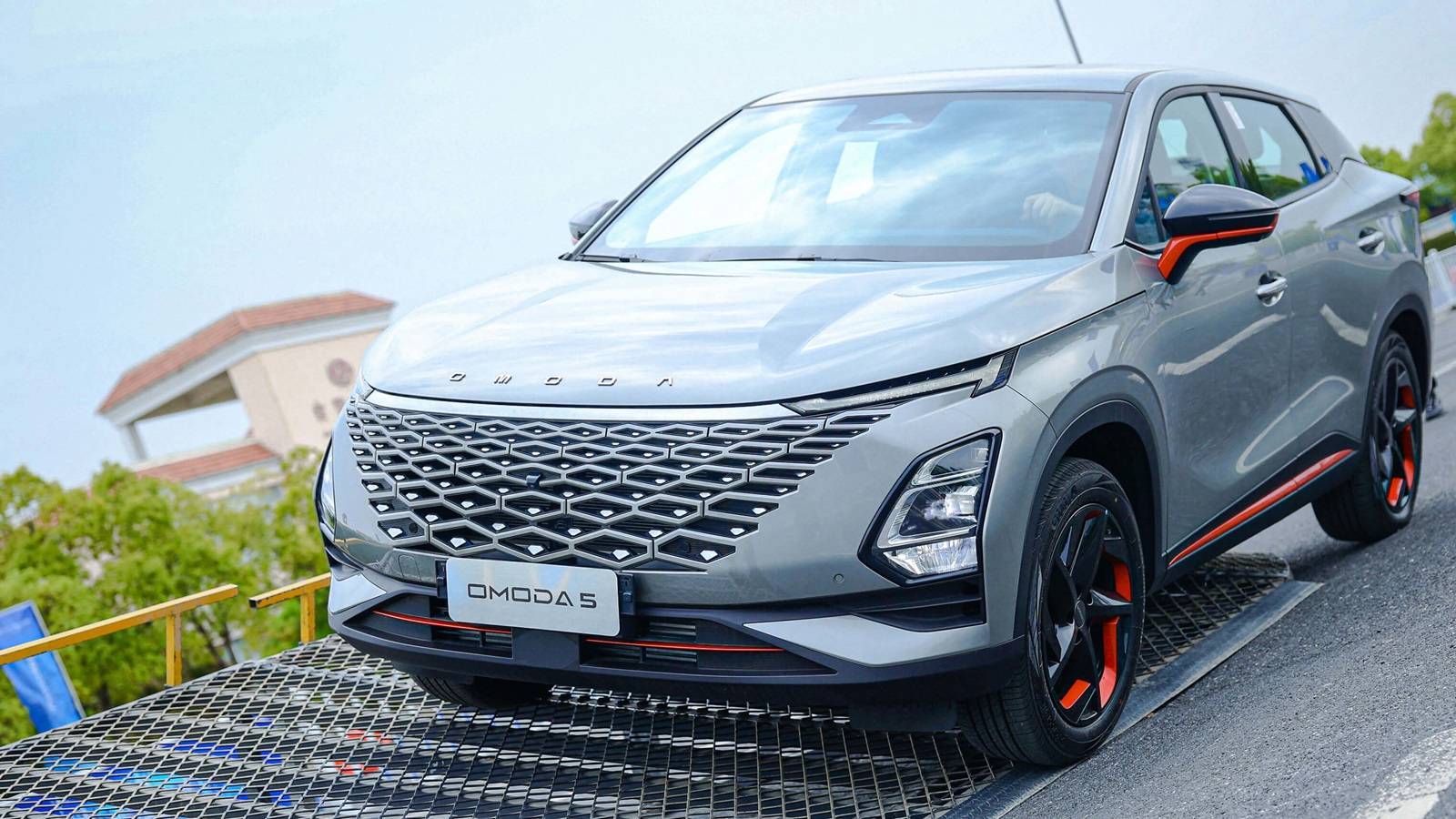 Frontale elegante del SUV Omoda 5 GPL, un'auto innovativa con motorizzazione ecologica a GPL, disponibile presso Brandini a Firenze per il 2025