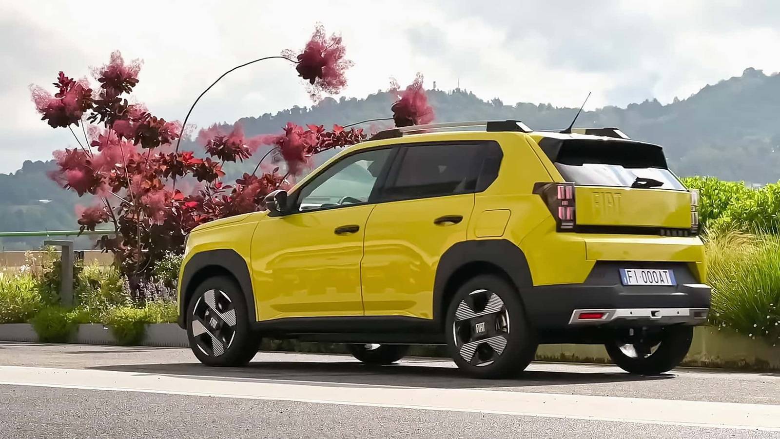 Fiat Grande Panda 2025 gialla su strada, disponibile presso il Gruppo Brandini. Design moderno e squadrato, il nuovo SUV compatto di Fiat unisce stile, efficienza e tecnologia avanzata per il mercato 2025.