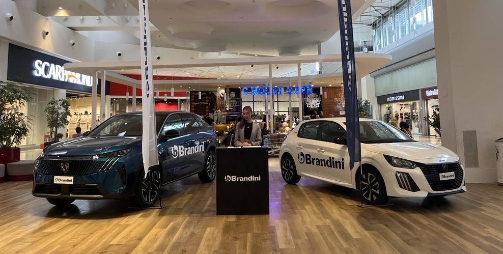 Foto delle vetture Peugeot 208 e 3008 in Expo all'Ipercoop di Sesto Fiorentino organizzata da Gruppo Brandini in questa settimana dal 10 Marzo al 16 Marzo 2025.