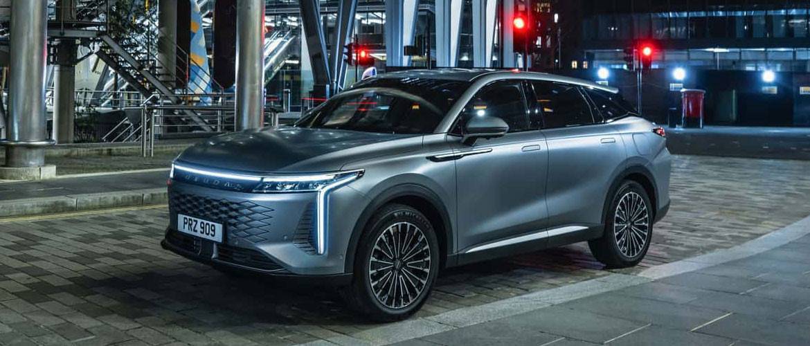 Nuova Omoda 9 fotografata di notte su strada urbana, SUV di lusso in arrivo anche in Italia con linee futuristiche e motorizzazione elettrica (o ibrida). Prossimamente disponibile nelle concessionarie Brandini.