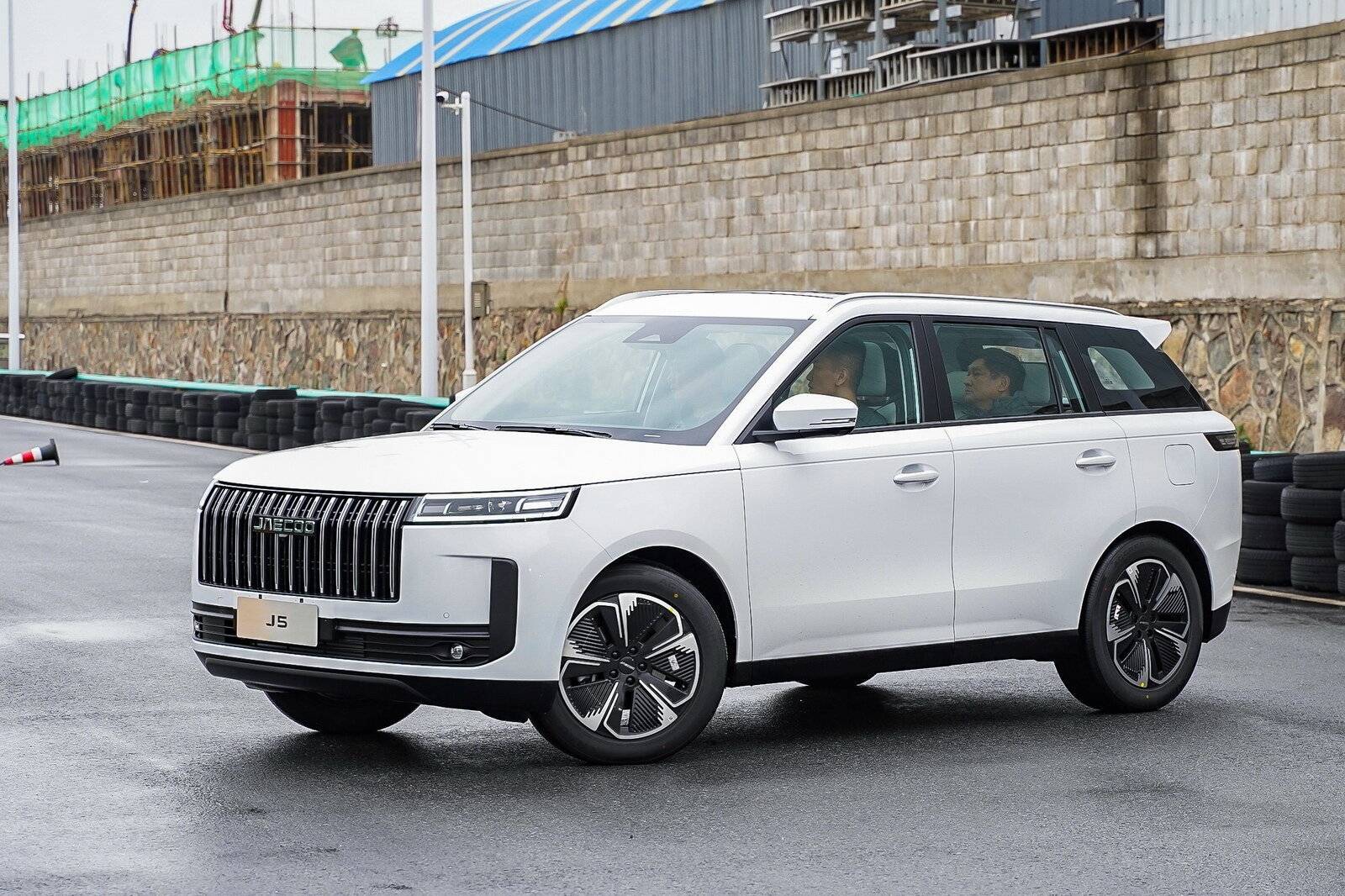 Nuova Jaecoo 5 vista frontale – SUV compatto cinese in arrivo nel 2025, in vendita presso le concessionarie del Gruppo Brandini.