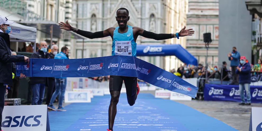 Arrivo vincitore alla Firenze Marathon con traguardo in Piazza Duomo