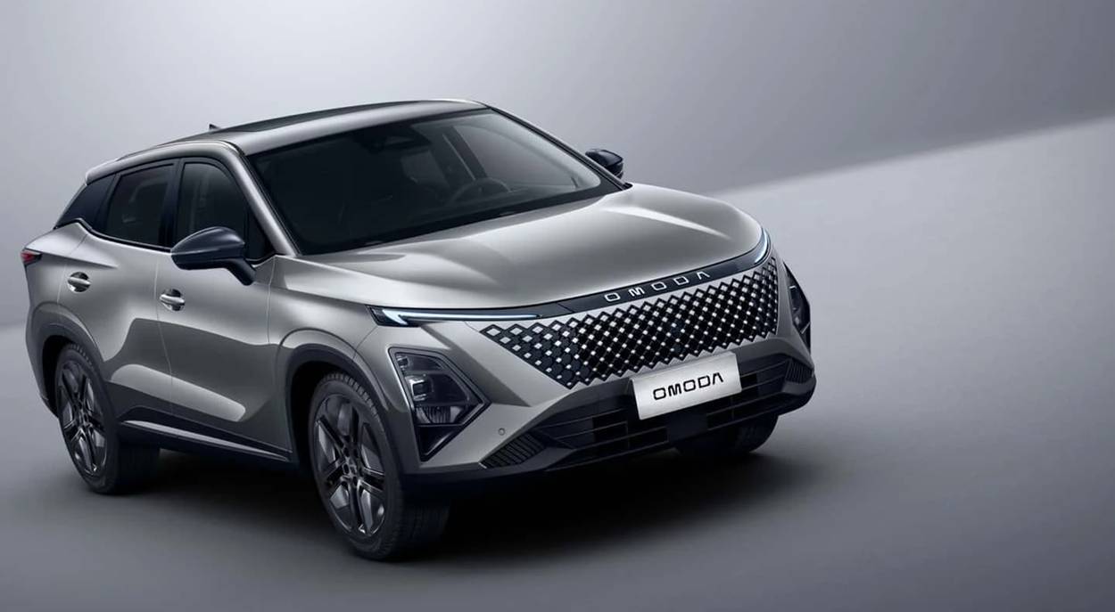 Omoda 5 SHS-H Full Hybrid 2025 in vista frontale laterale, esposta negli showroom Brandini
