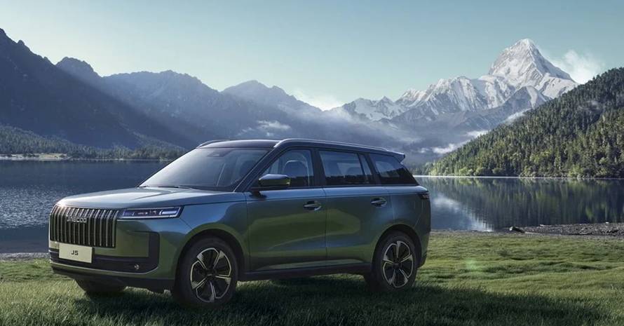 Jaecoo 5 2025 in versione benzina ed elettrica, SUV compatto in esposizione da Brandini Firenze