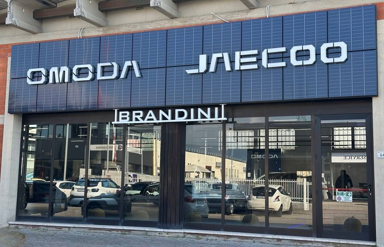 Nuovo showroom Omoda & Jaecoo Brandini a Pistoia, vista dellìinsegna dall'entrata del nuovo salone con le insegne dei brand Chery.