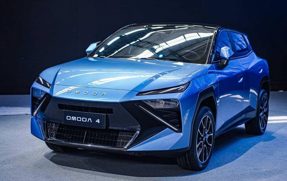 Nuova Omoda 4 ibrida in colorazione Blu, crossover compatto dal design futurista, disponibile nei saloni Brandini