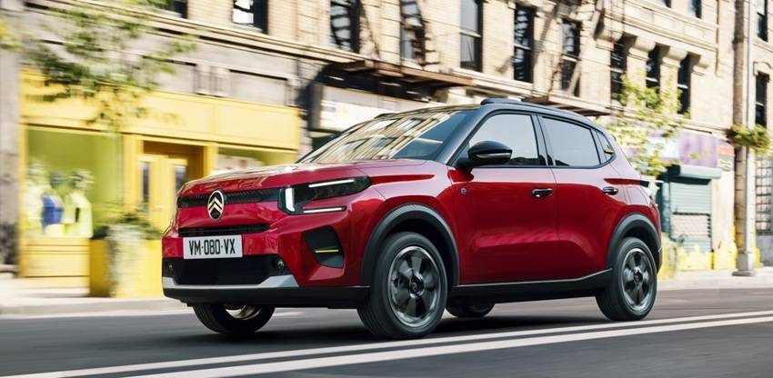 Citroën ë-C3 elettrica rossa in movimento su strada cittadina, la citycar compatta protagonista della nuova offerta con incentivi statali 2025 Brandini