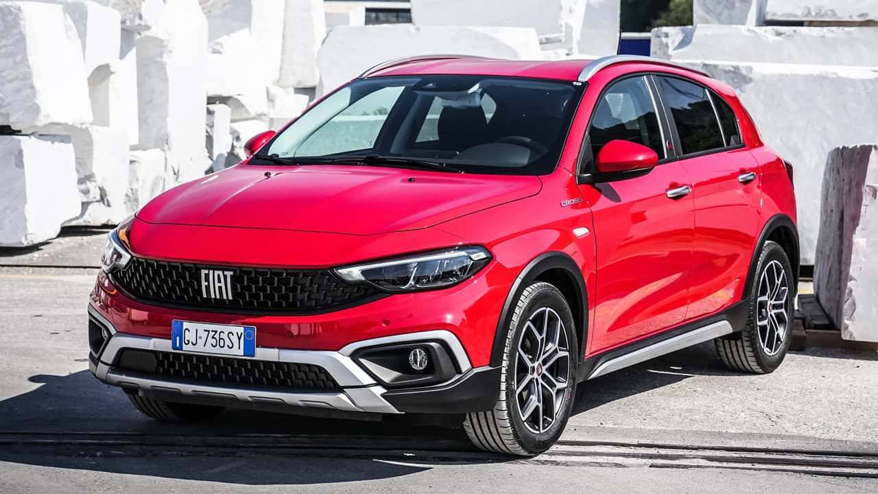 Nuova Fiat Tipo 2026, anteprima della prossima generazione con design crossover e tecnologia ibrida di colore rosso
