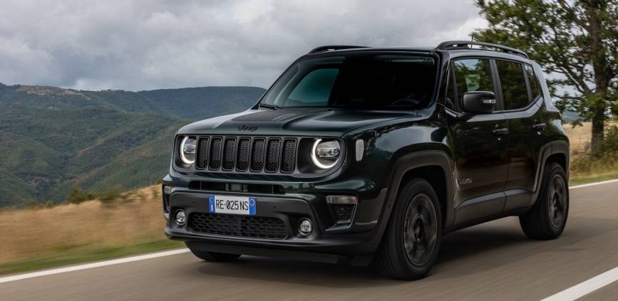 Jeep Renegade North Star edition in marcia in una strada con lo sfondo campestre.