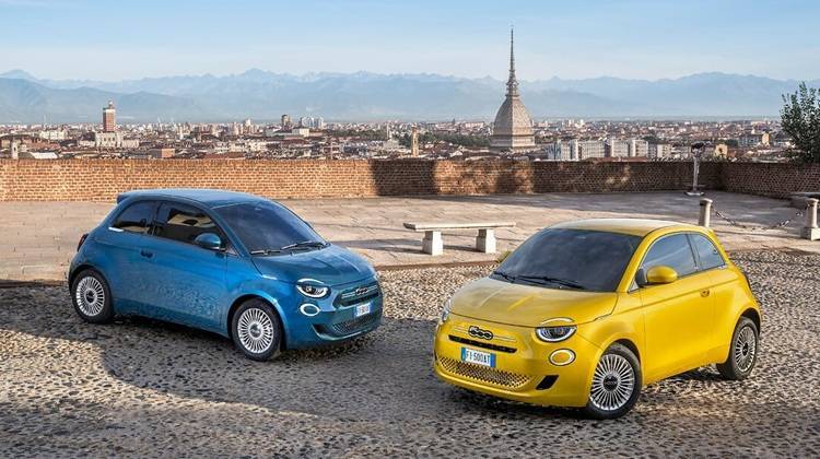 Fiat 500 Hybrid Edition Torino in doppia livrea blu e gialla con panorama  di Torino sullo sfondo