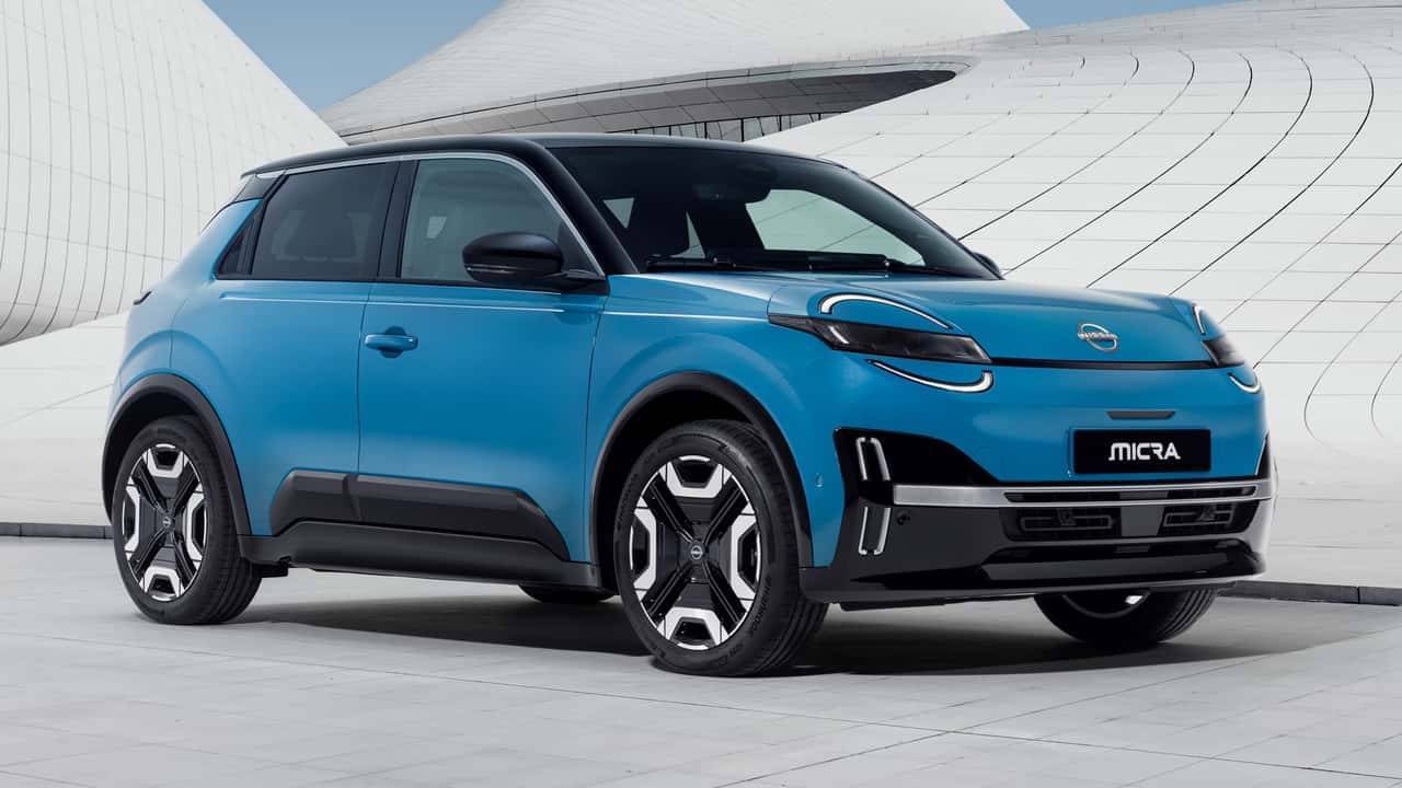 Nuova Nissan Micra 2025 elettrica in anteprima da Brandini Nissan Firenze Nord, vista frontale su strada urbana