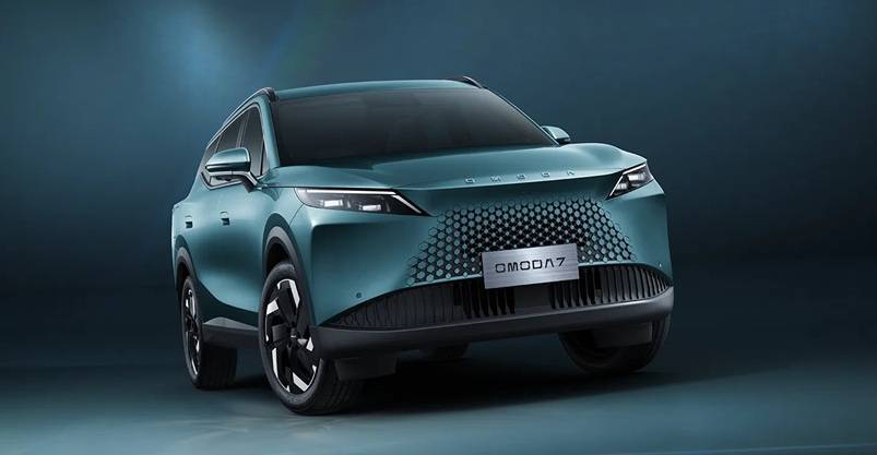 Foto frontale di Omoda 7 di colore viola, usata come copertina della news di Brandini.