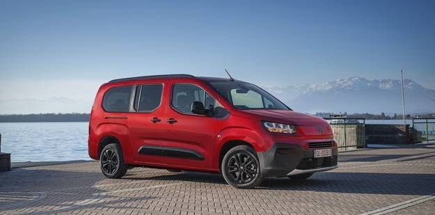 FIAT Qubo L in versione rossa, multispazio compatta con portiere scorrevoli e ampio spazio interno