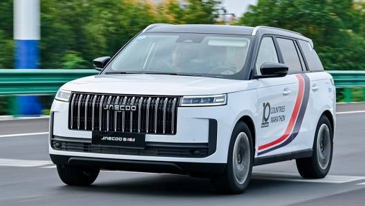 Nuova Jaecoo 5 SHS-H Full Hybrid SUV compatto bianco in movimento su strada