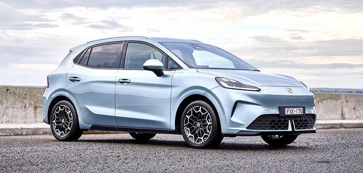 Nuova MG4 Urban elettrica compatta, auto a zero emissioni con prezzo competitivo e autonomia fino a 416 km