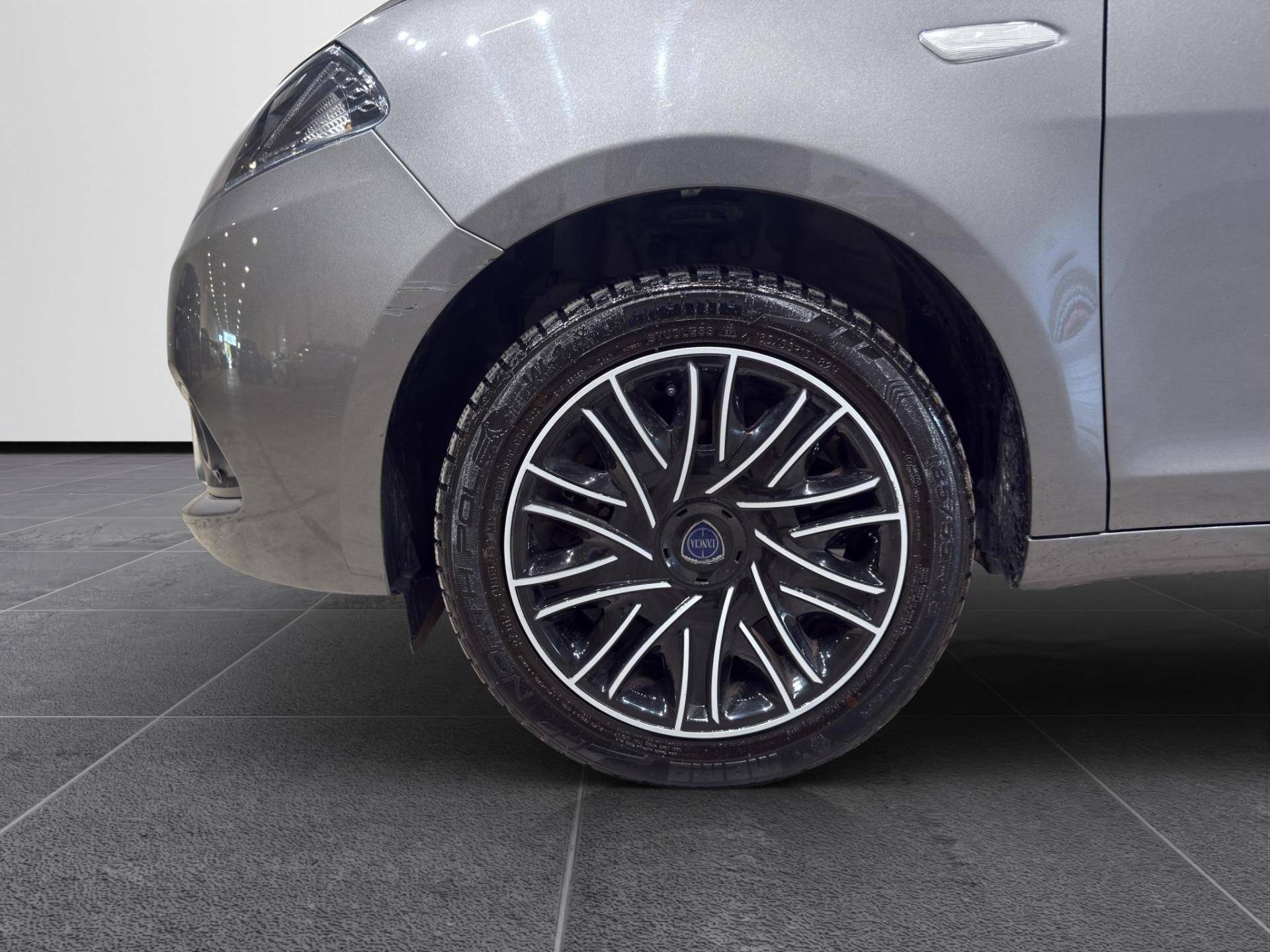 LANCIA Ypsilon Ypsilon 1.0 firefly hybrid Gold s&s 70cv 5p.ti usata in pronta consegna - Brandini