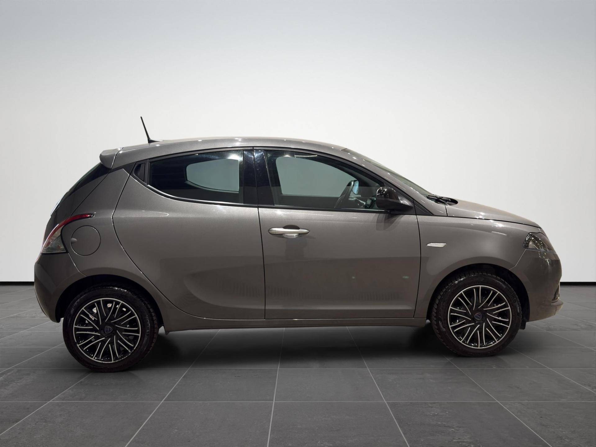 LANCIA Ypsilon Ypsilon 1.0 firefly hybrid Gold s&s 70cv 5p.ti usata in pronta consegna - Brandini
