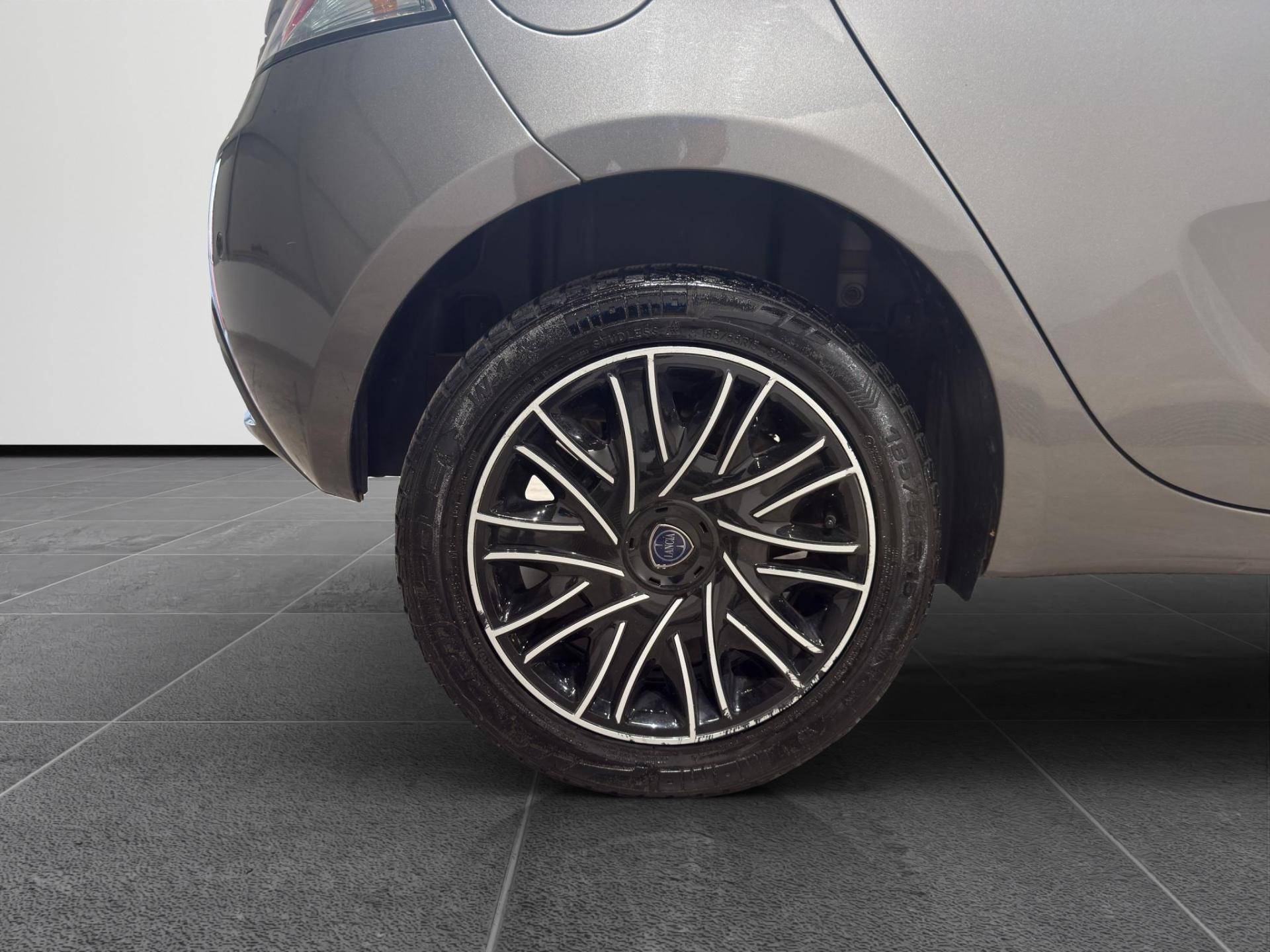 LANCIA Ypsilon Ypsilon 1.0 firefly hybrid Gold s&s 70cv 5p.ti usata in pronta consegna - Brandini