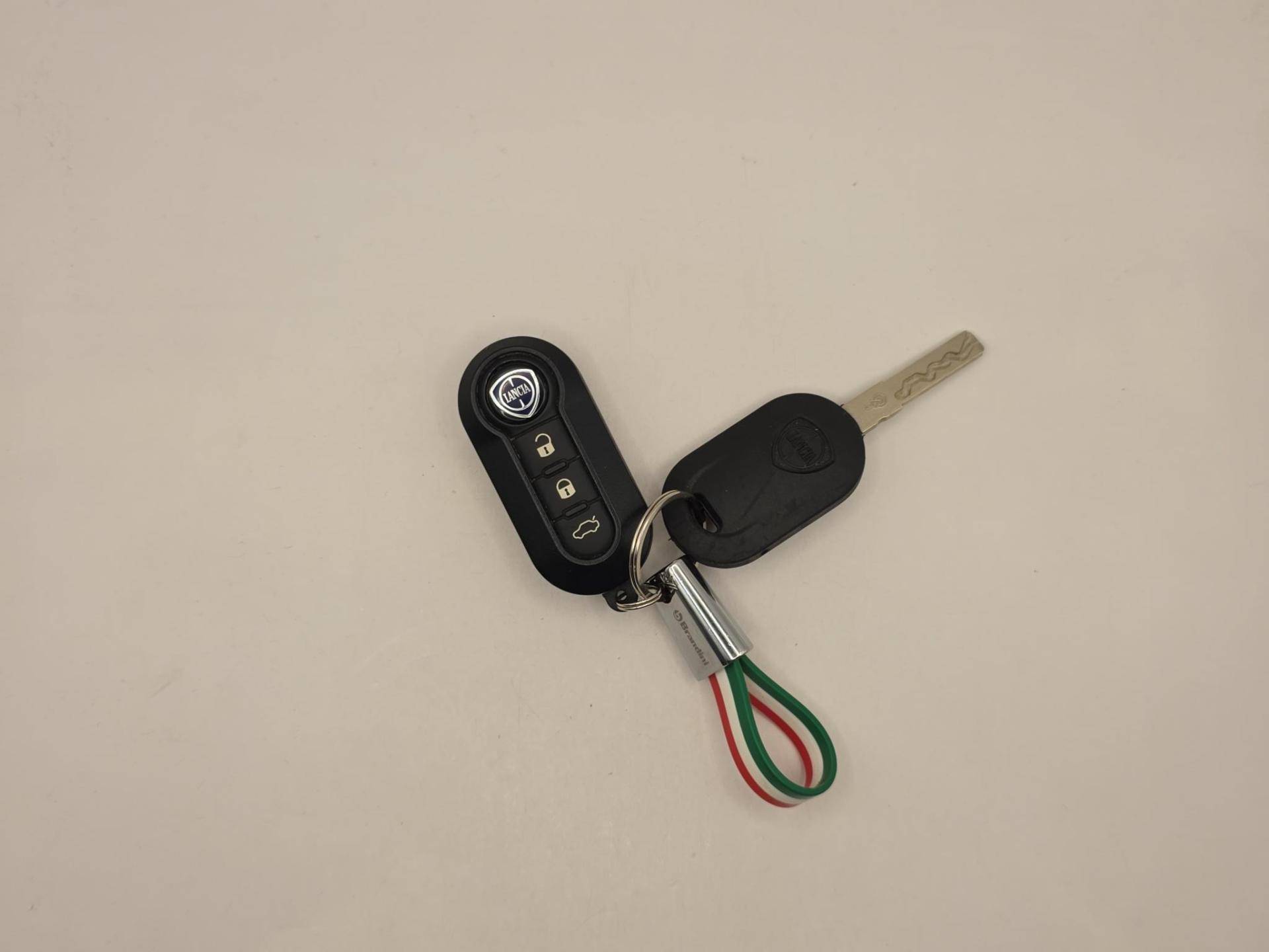 Auto Venduta - LANCIA Ypsilon Ypsilon 1.0 firefly hybrid Silver Plus s&s 70cv usata in pronta consegna - Brandini