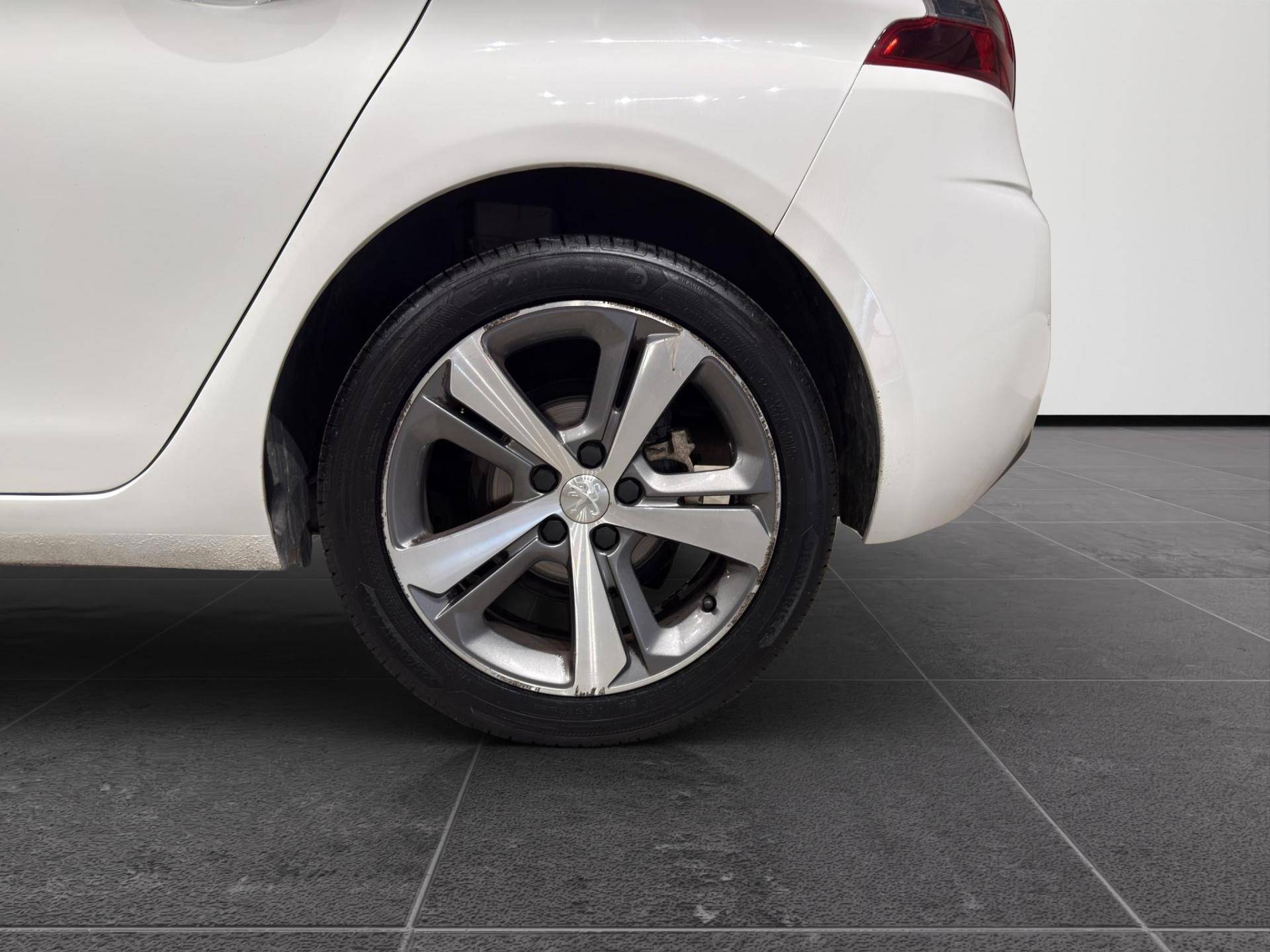 PEUGEOT 308 308 5p 1.5 bluehdi Allure s&s 130cv usata in pronta consegna - Brandini