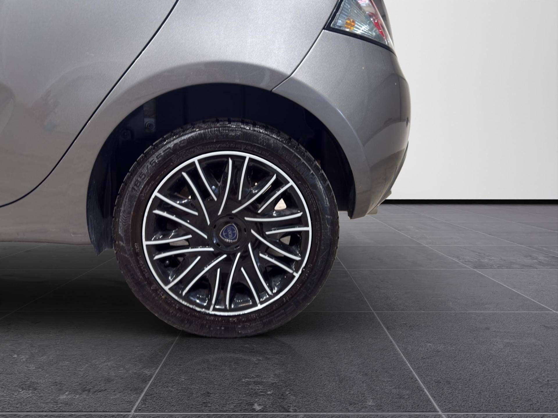 LANCIA Ypsilon Ypsilon 1.0 firefly hybrid Gold s&s 70cv 5p.ti usata in pronta consegna - Brandini