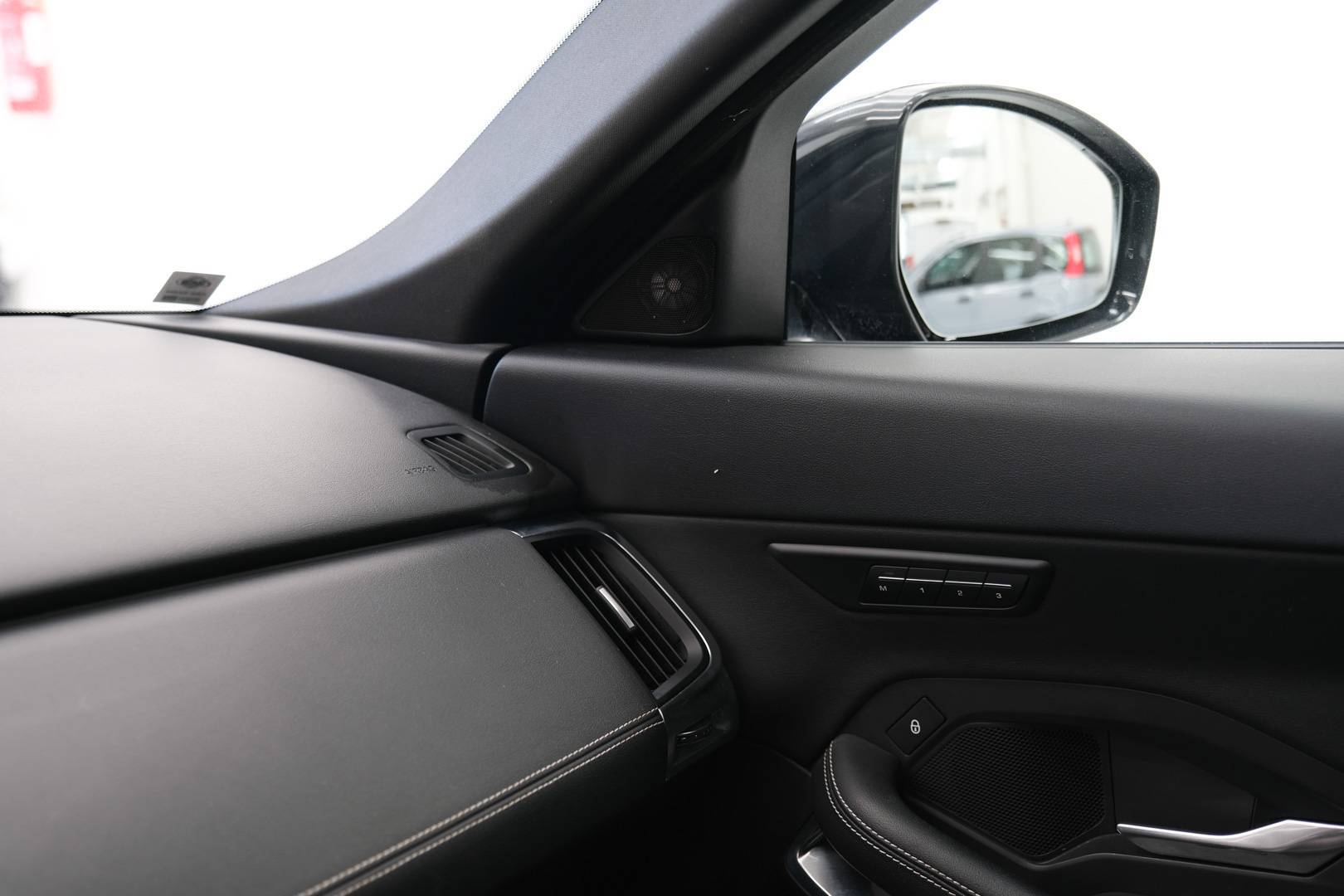 JAGUAR E-Pace  - Foto 19