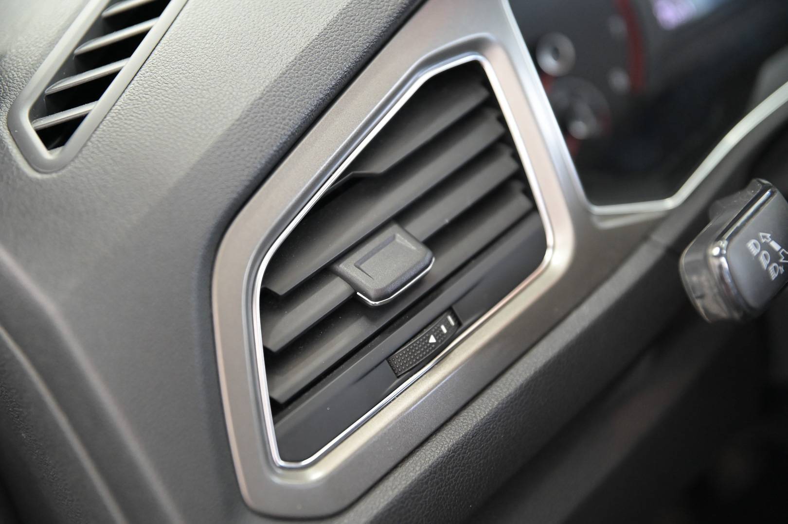 VOLKSWAGEN T-Roc - Foto 11