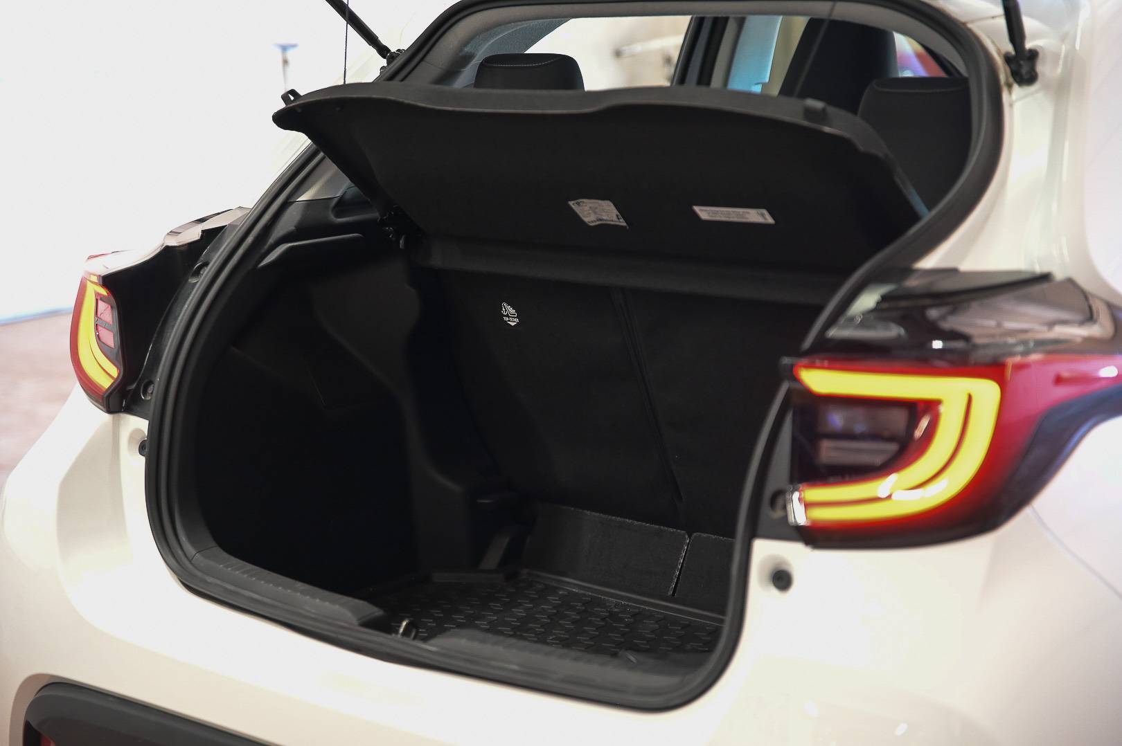 TOYOTA Yaris - Foto 5