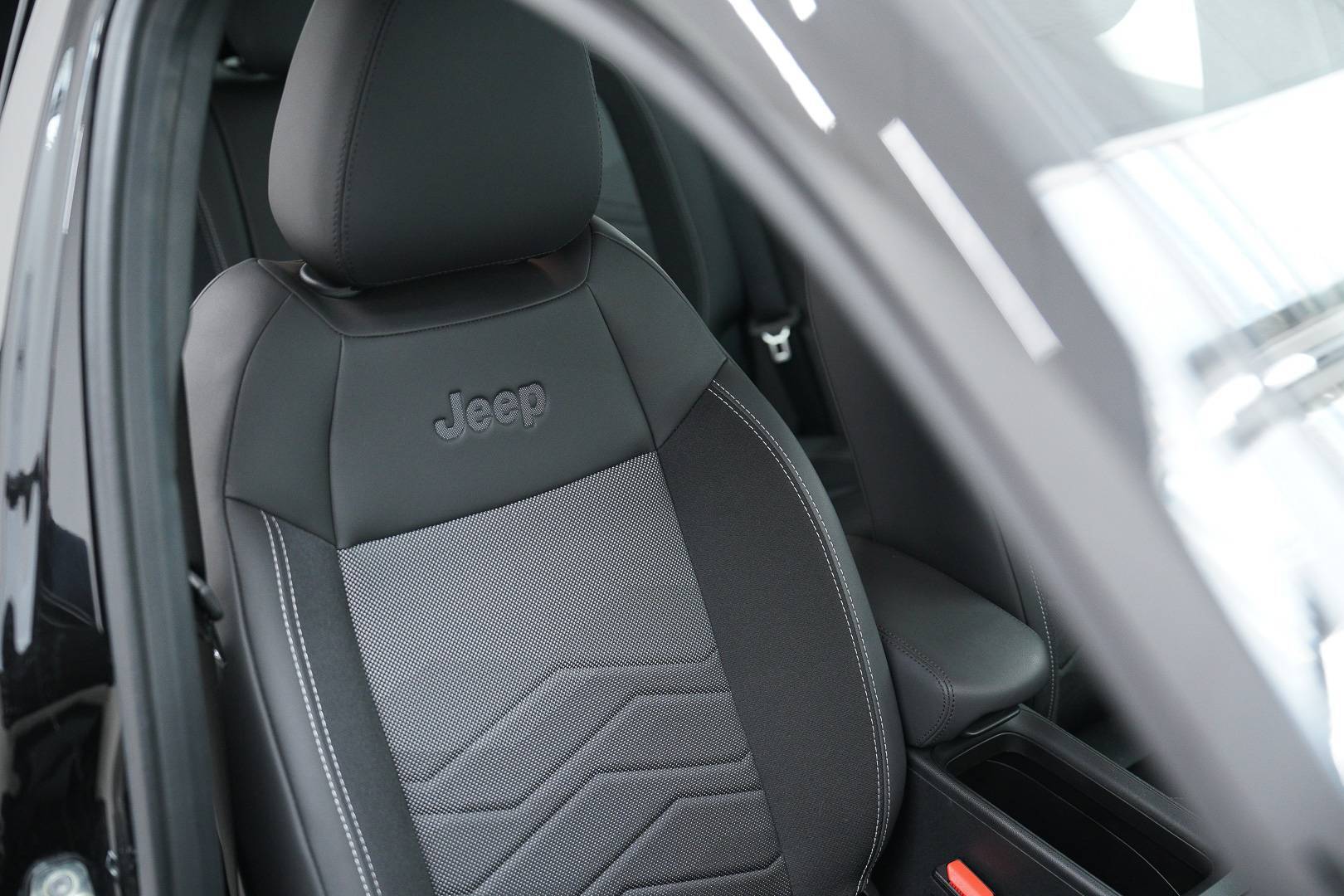 JEEP Avenger - Foto 23