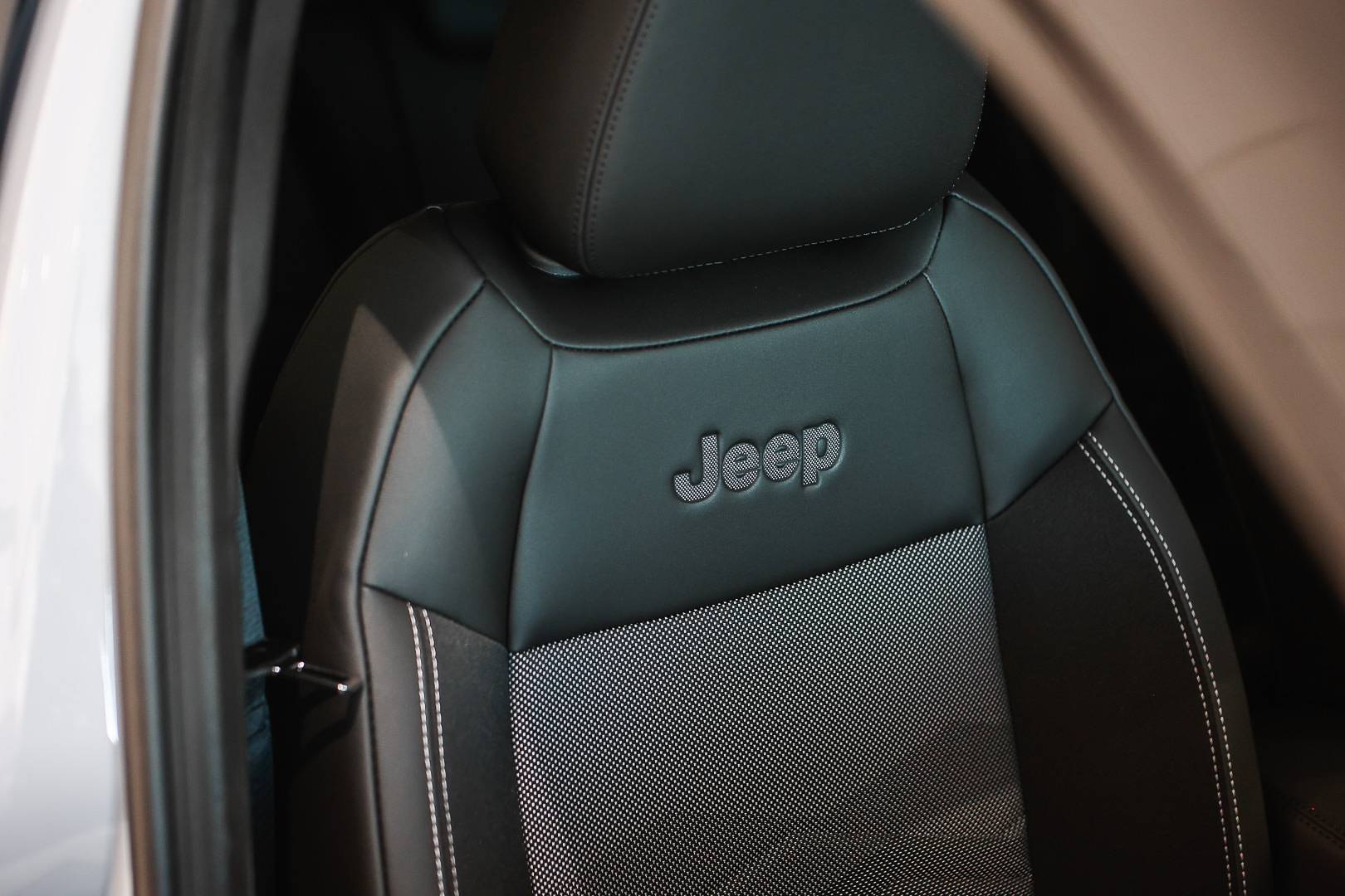 JEEP Avenger - Foto 23