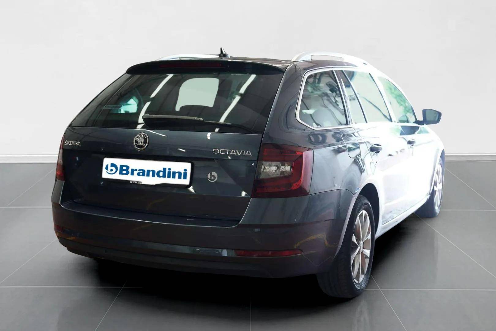 SKODA Octavia - Foto 7