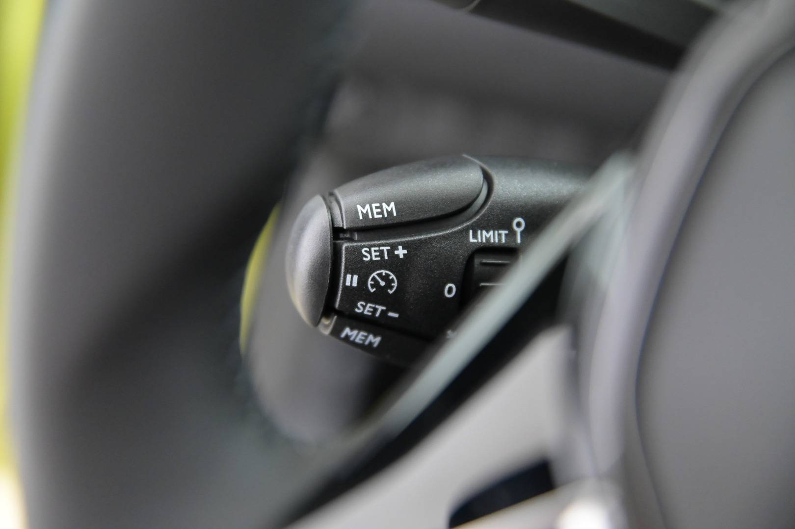 PEUGEOT 208 - Foto 17