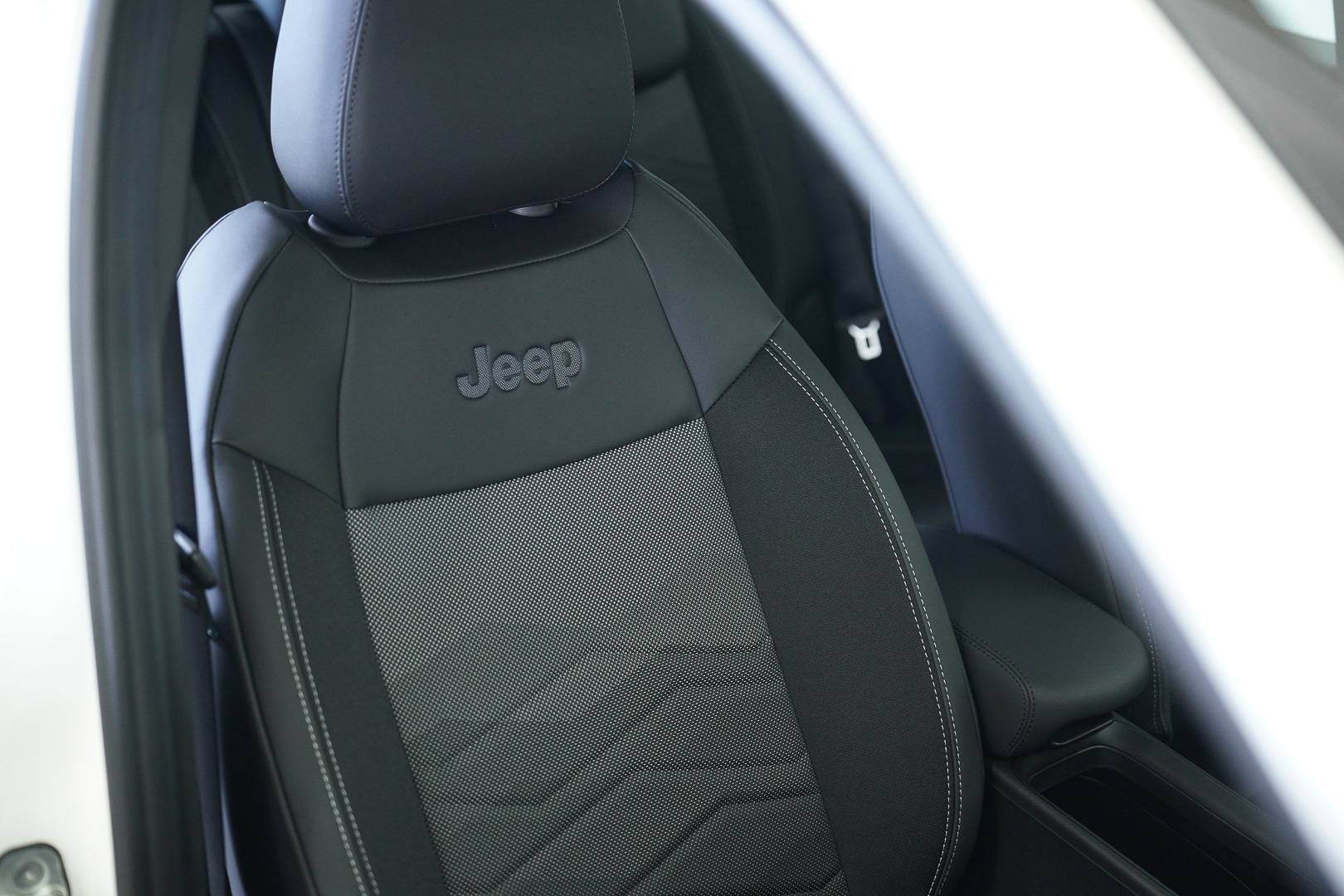 JEEP Avenger - Foto 23