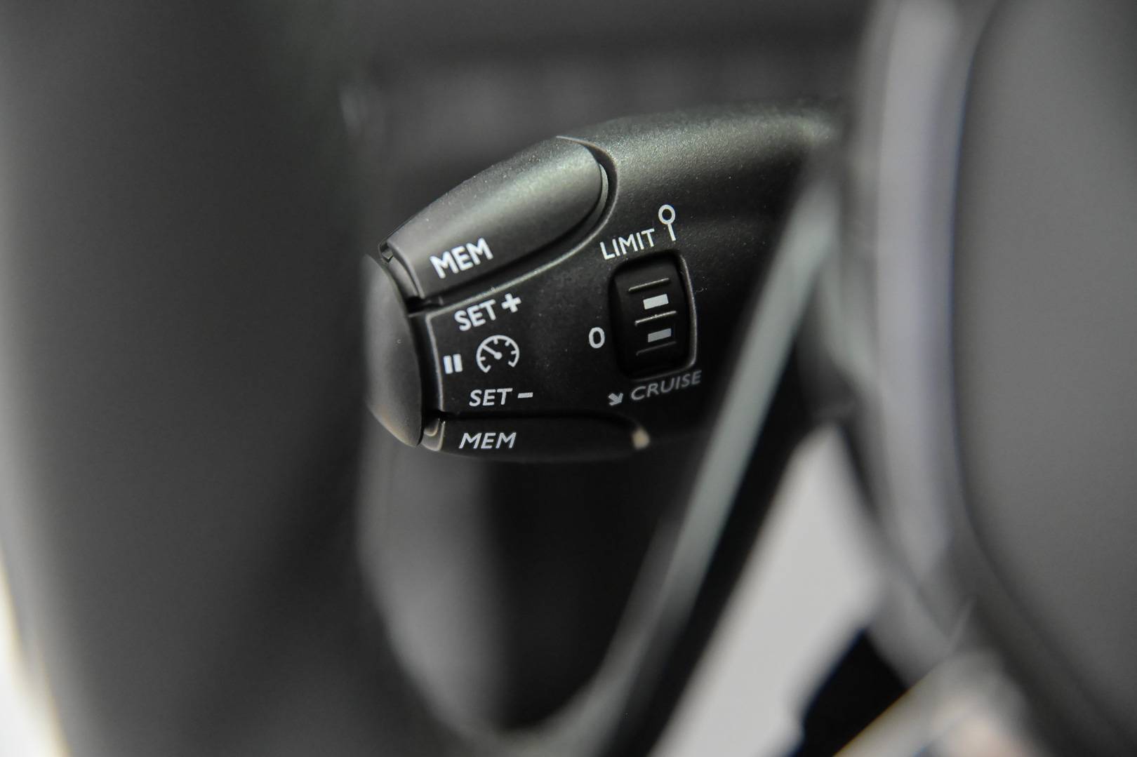 PEUGEOT 208 - Foto 17
