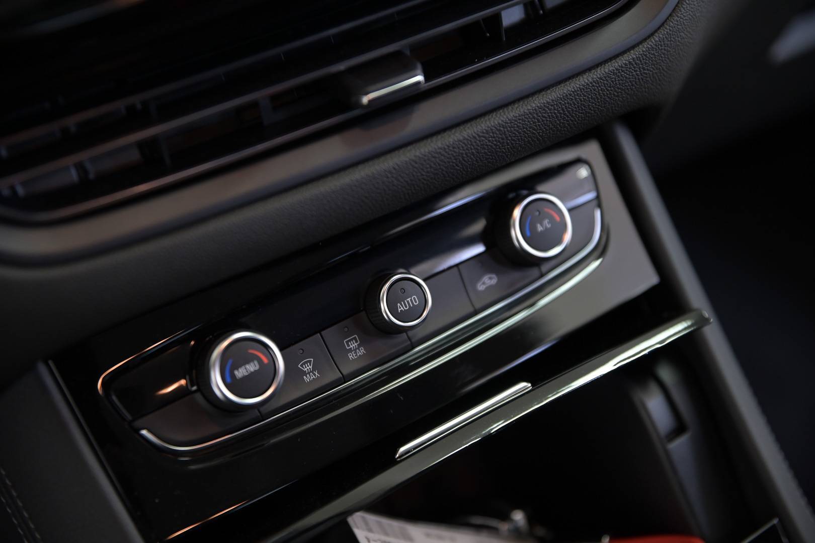 OPEL Grandland Grandland 1.6 phev Business Elegance fwd 225cv auto usata in pronta consegna - Brandini