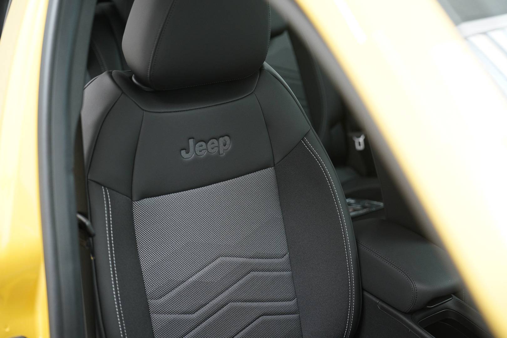 JEEP Avenger - Foto 22
