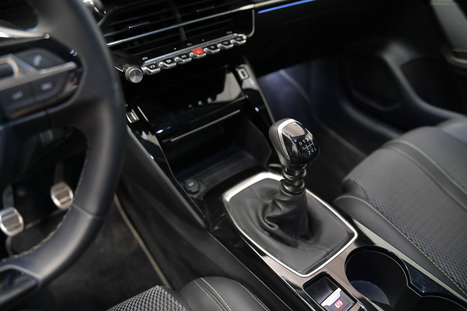 PEUGEOT 208 - Foto 12
