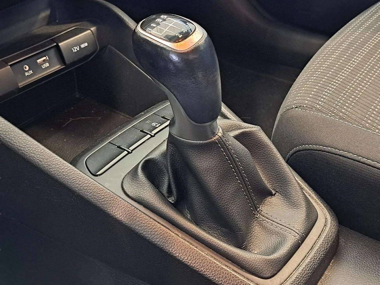 KIA Stonic - Foto 18