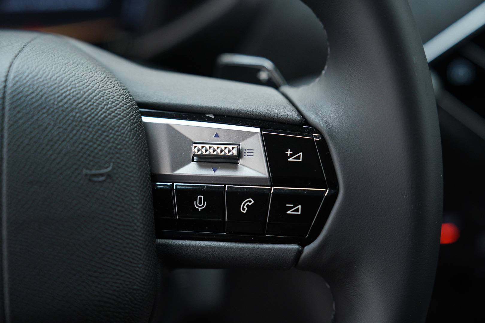 Auto Venduta - DS DS 3 DS3 1.2 hybrid France Edition usata in pronta consegna - Brandini