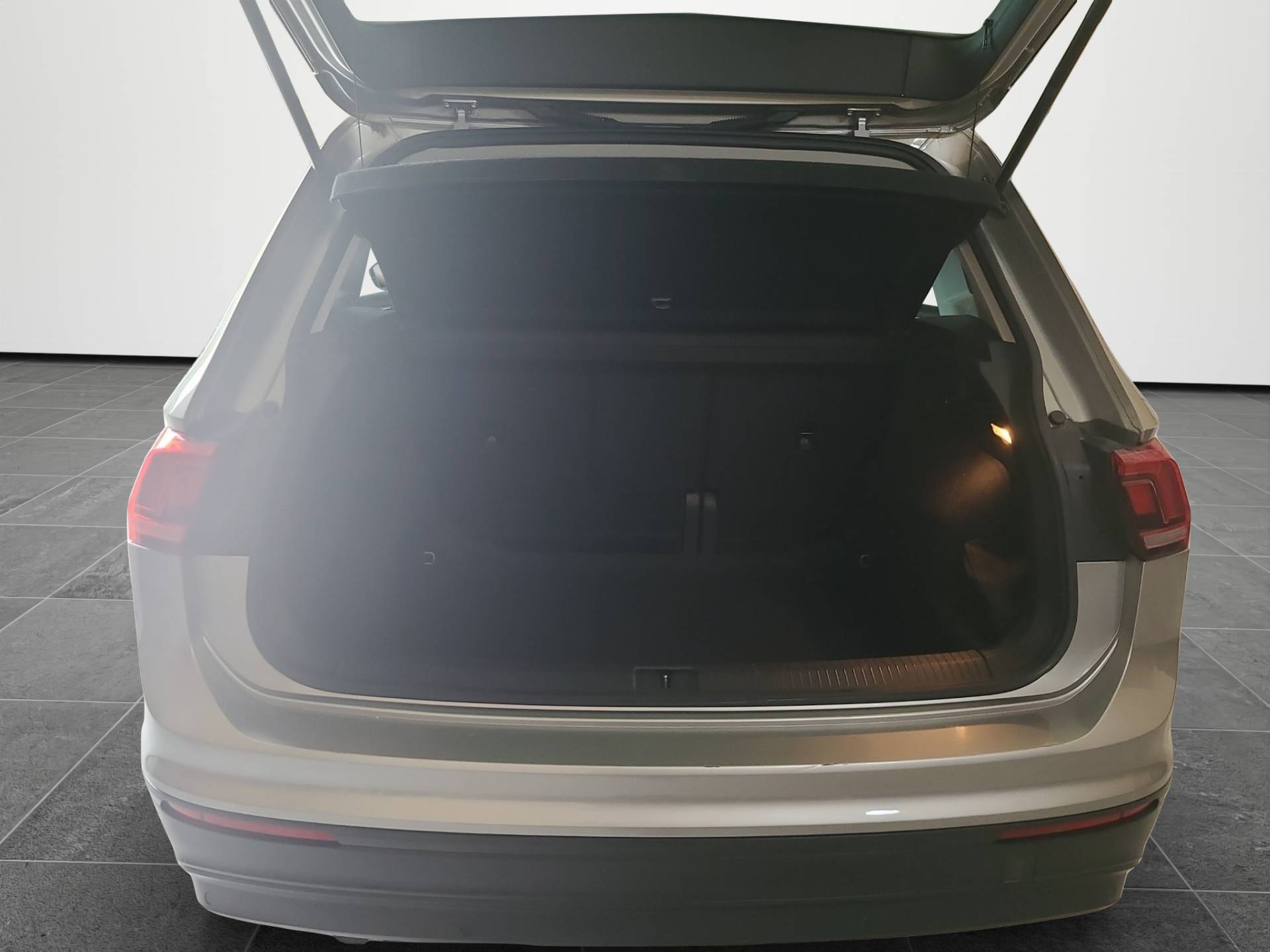 VOLKSWAGEN Tiguan - Foto 18