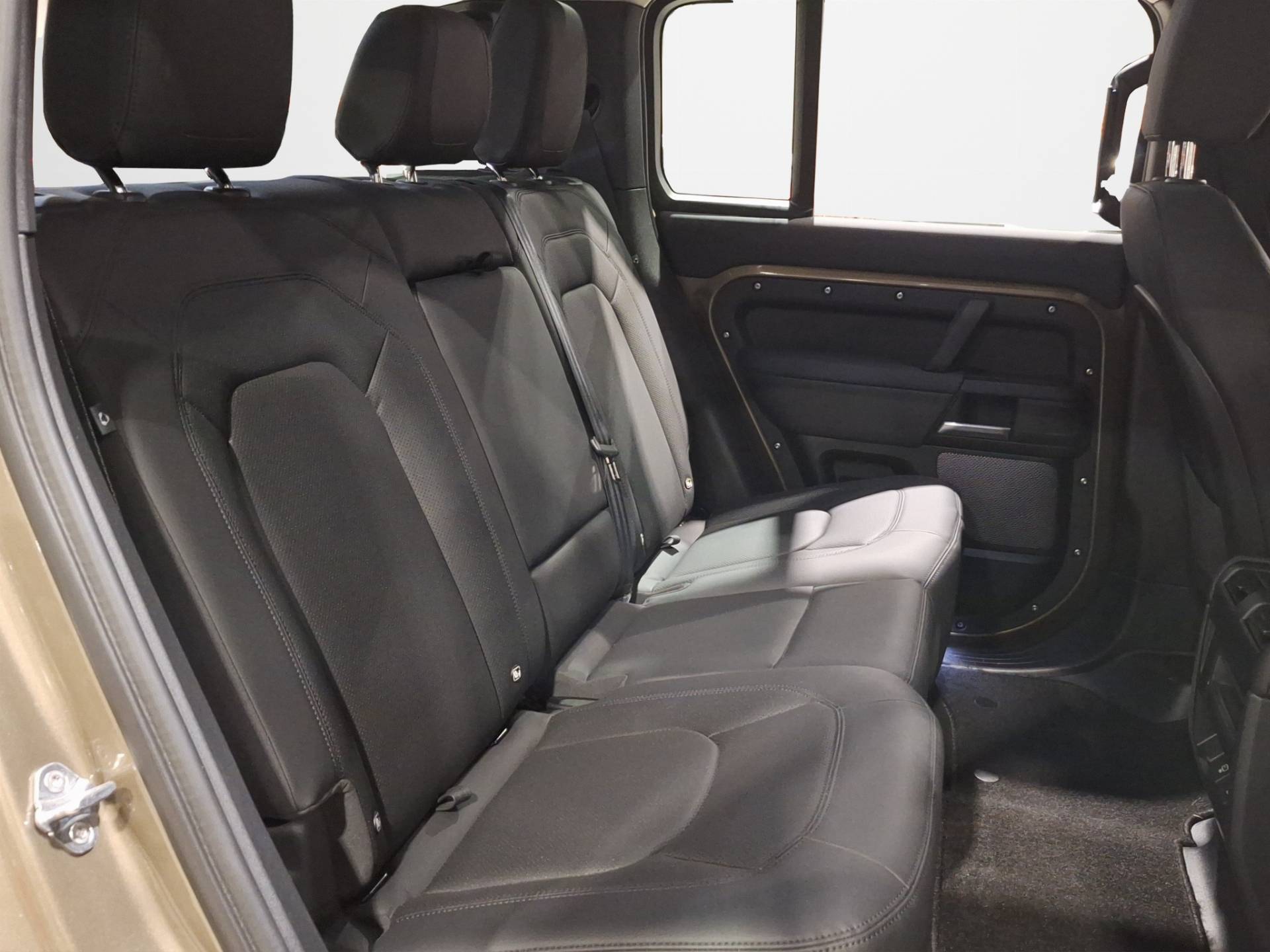 LAND ROVER Defender Defender 110 3.0d i6 mhev S awd 200cv auto usata in pronta consegna - Brandini