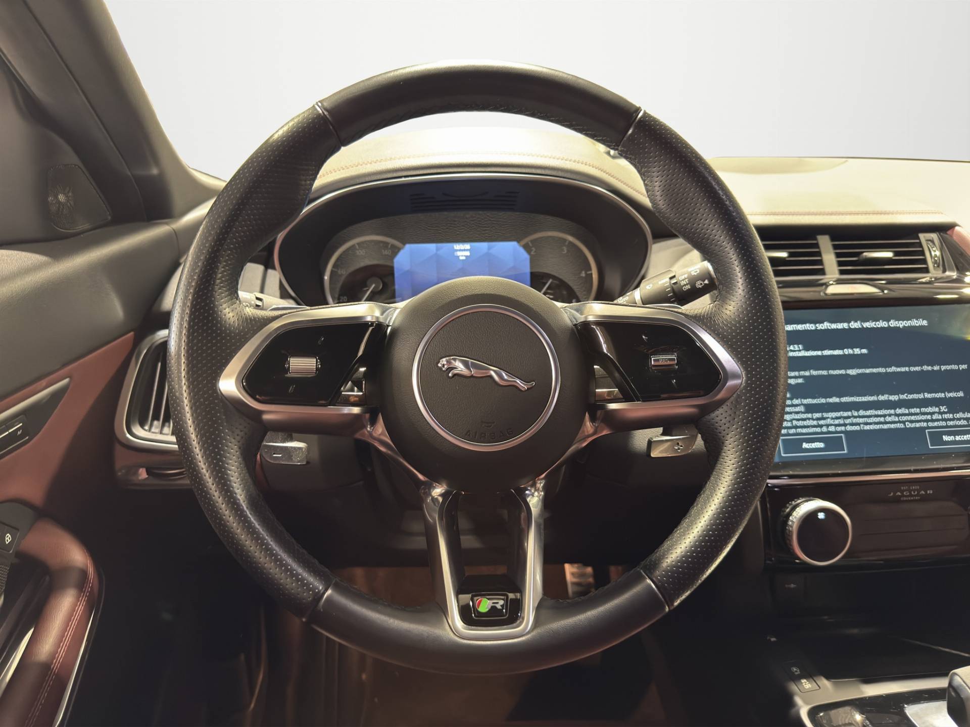 JAGUAR E-Pace E-Pace 2.0d i4 mhev R-Dynamic SE awd 163cv auto usata in pronta consegna - Brandini